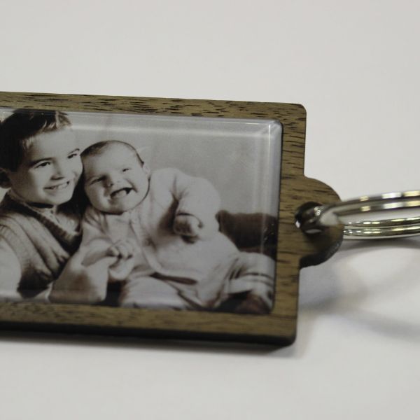 Portachiavi personalizzato in legno con una foto di due bambini