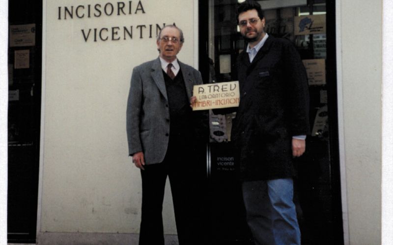 Foto d'epoca di Mirko e Massimo Treu davanti a Incisoria Vicentina