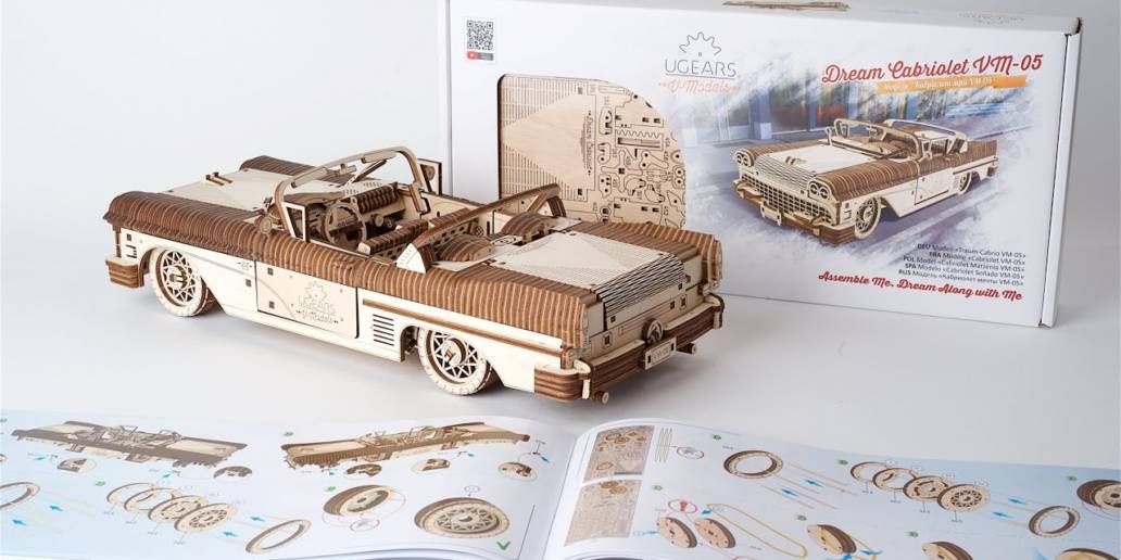 Modellino in legno Ugears di una Cabriolet 