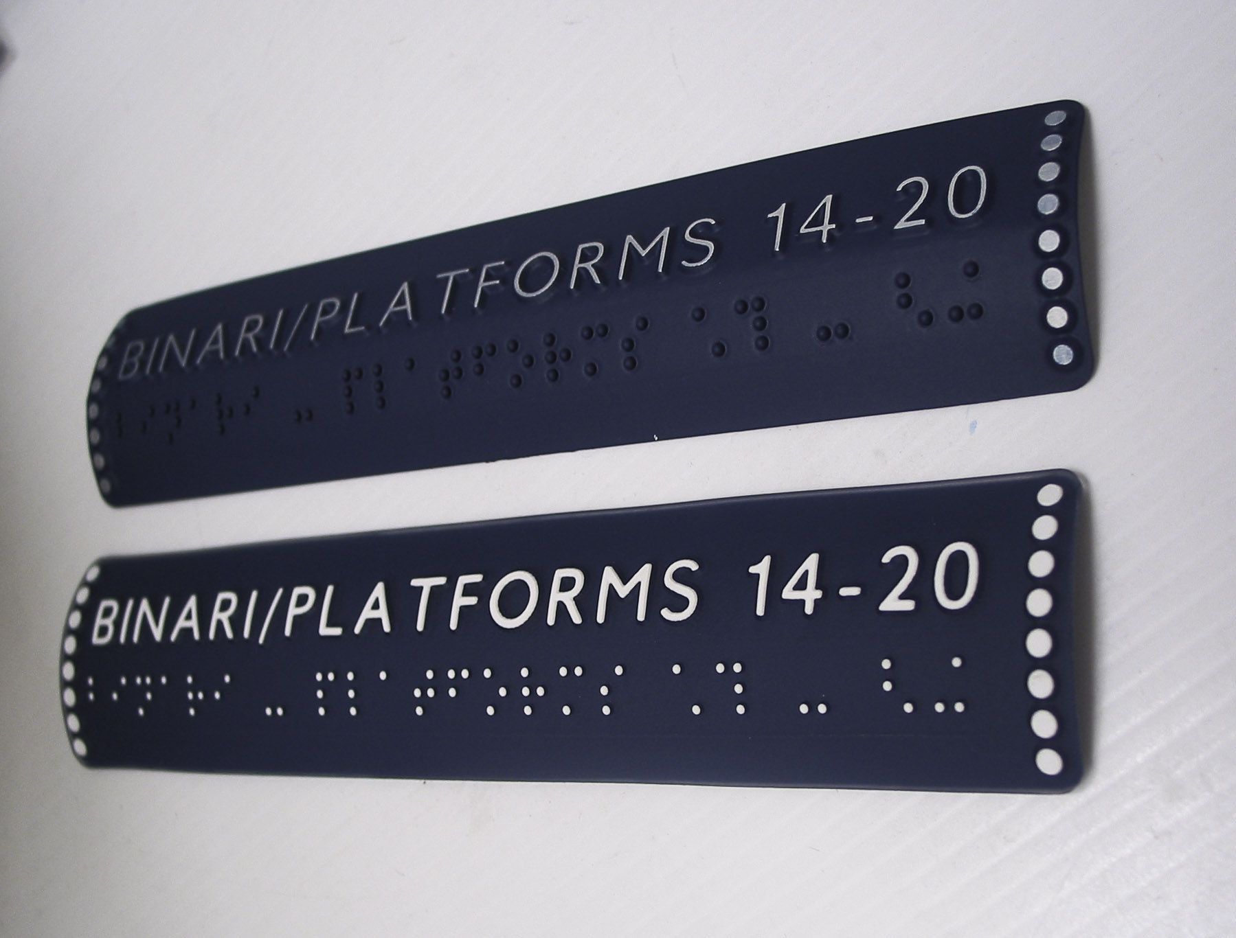Braille mancorrenti plexiglass con indicazioni dei binari