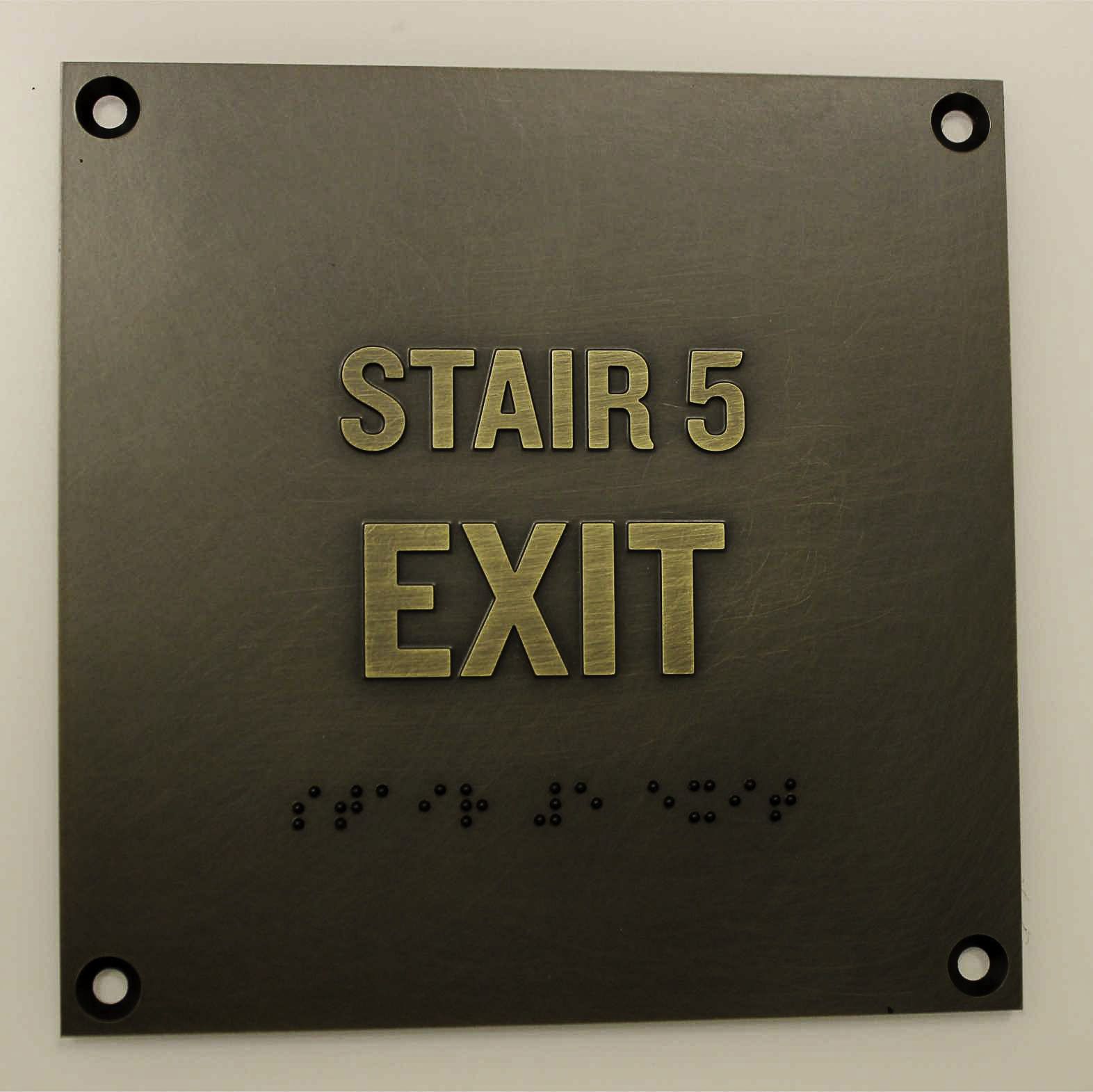 targa braille fuoriporta con indicazione dell'uscita