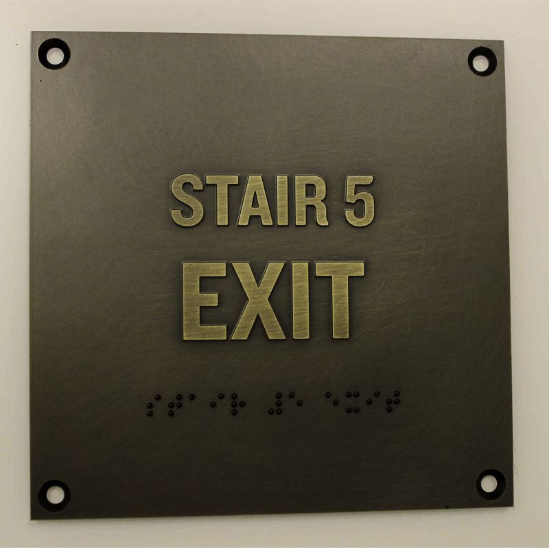 Targa braille da mettere fuori la porta con indicazione del piano e dell'uscita
