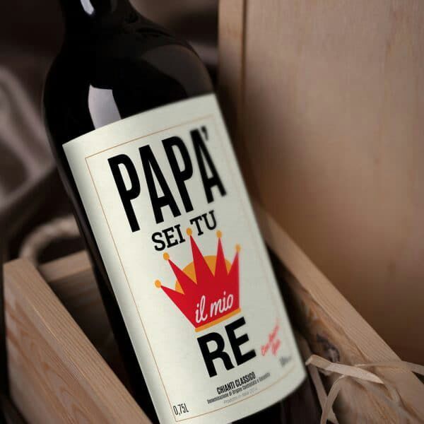 Etichetta Stampata personalizzata con la scritta "papà sei tu il mio re" applicata su una bottiglia di vino