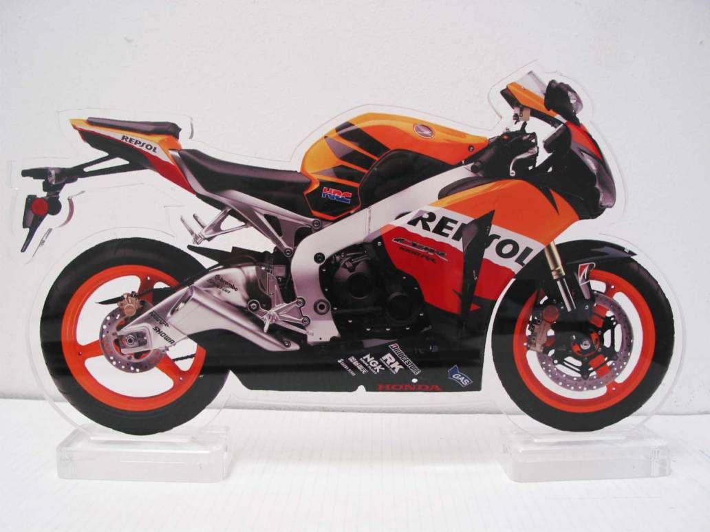 Trofeo in plexiglass sagomato a forma di moto e personalizzato con la stampa digitale