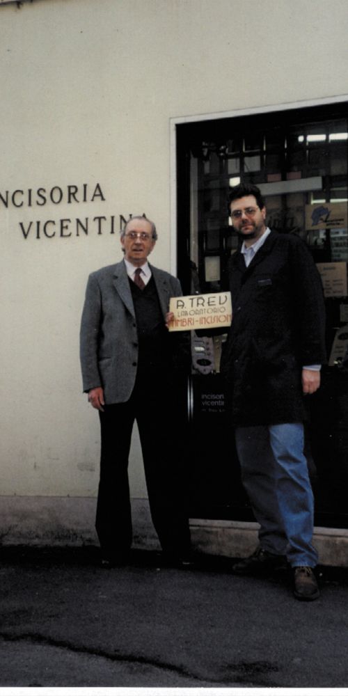 Foto storica con Mirko e Massimo Treu davanti all'entrata di Incisoria Vicentina