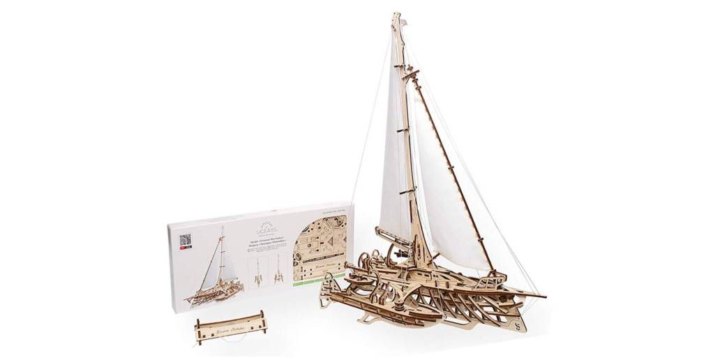Modellino in legno Ugears di un catamarano