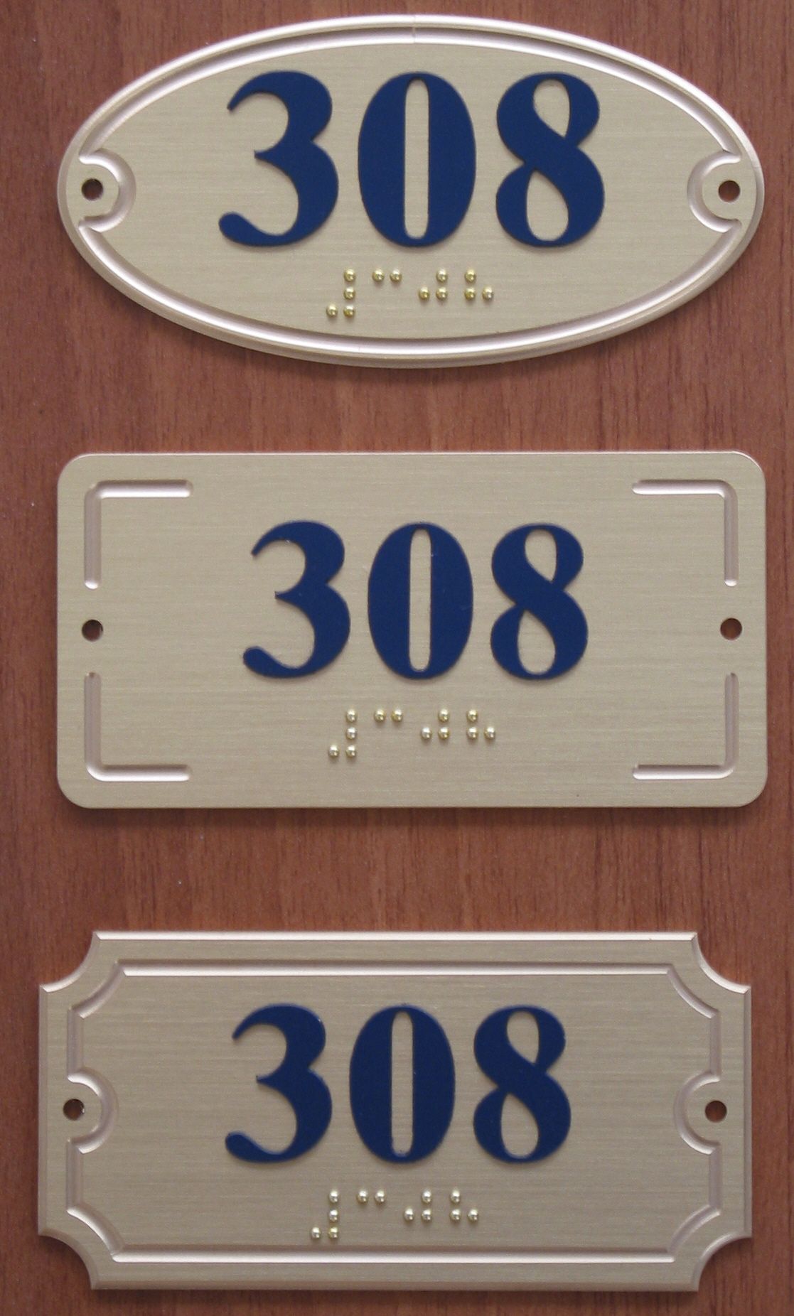 Braille fuori porta con numero 308
