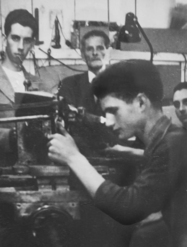 Una foto d'epoca di Incisoria Vicentina con persone che lavorano in laboratorio