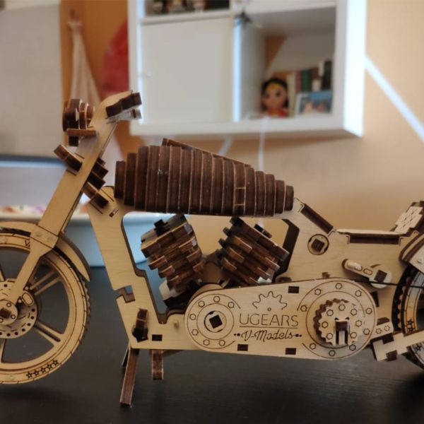 Modellino in legno di una moto inciso 