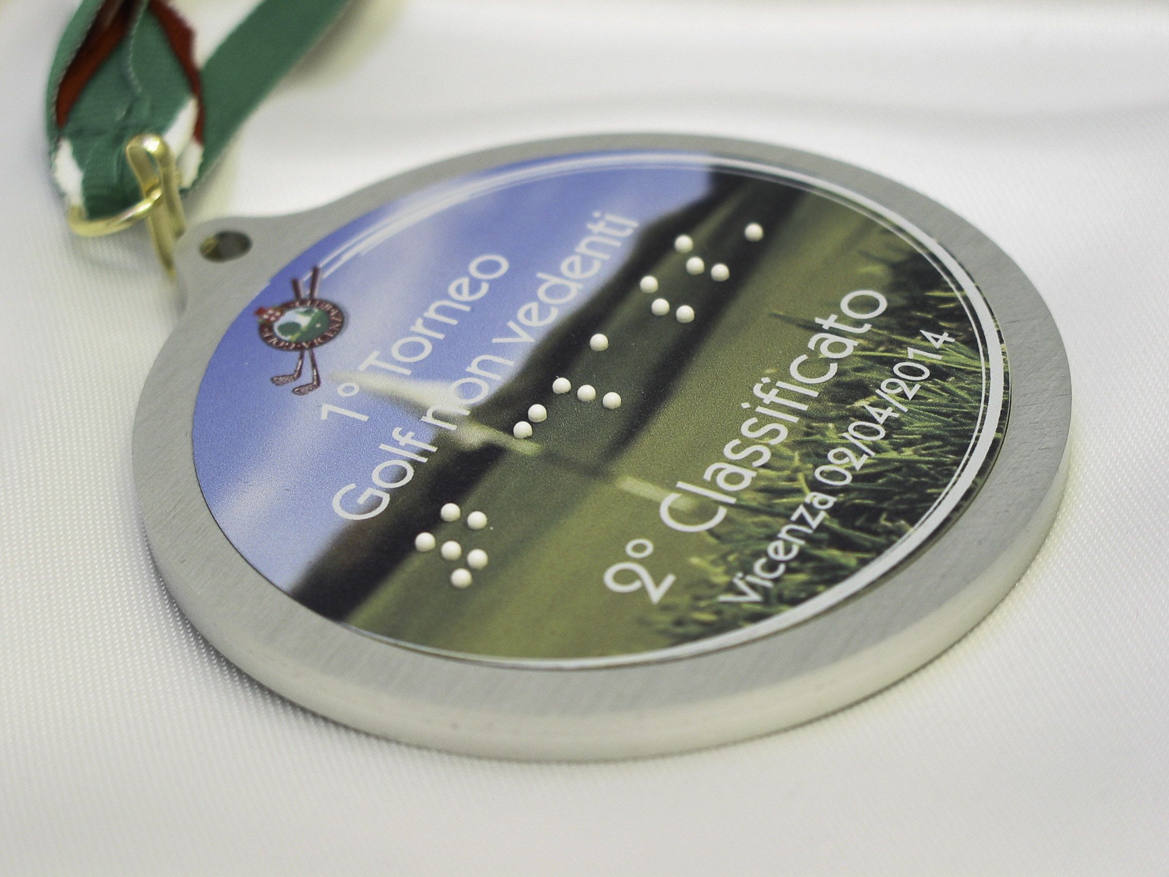 medaglia con scrittura braille per secondo classificato al primo torneo di golf per non vedenti