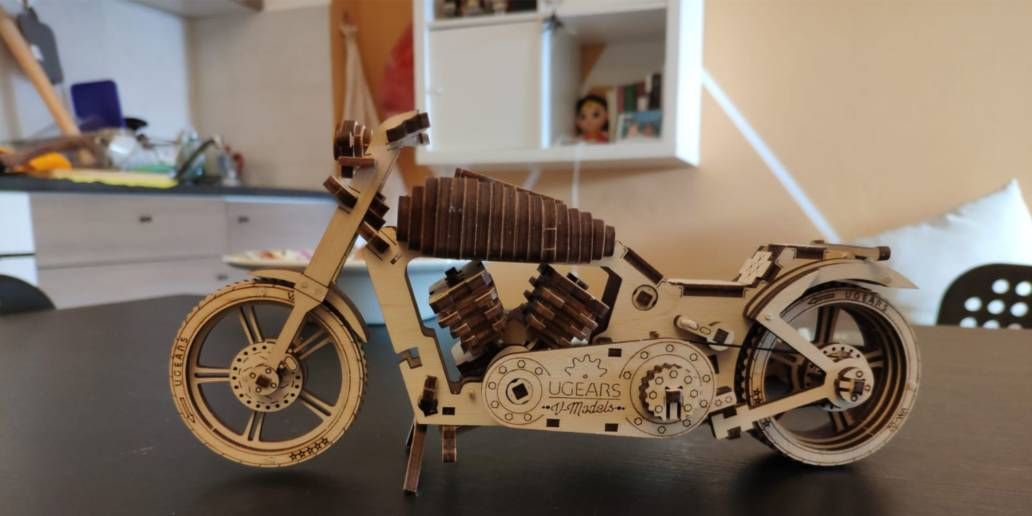 Modellino in legno Ugears di una moto 