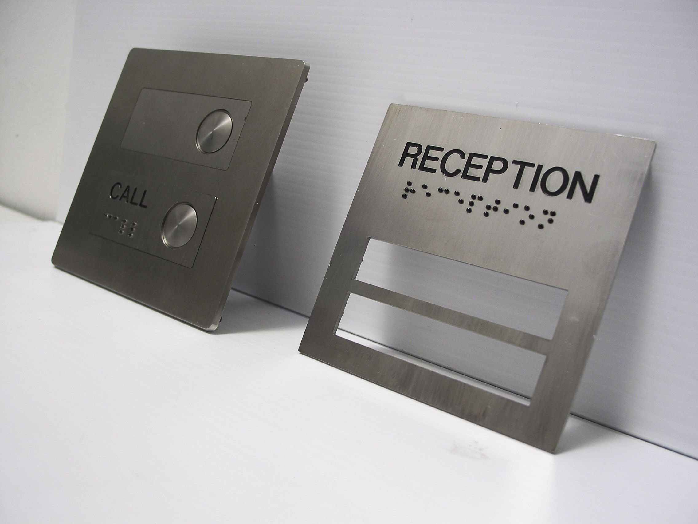 targa braille in alluminio per citofono e reception