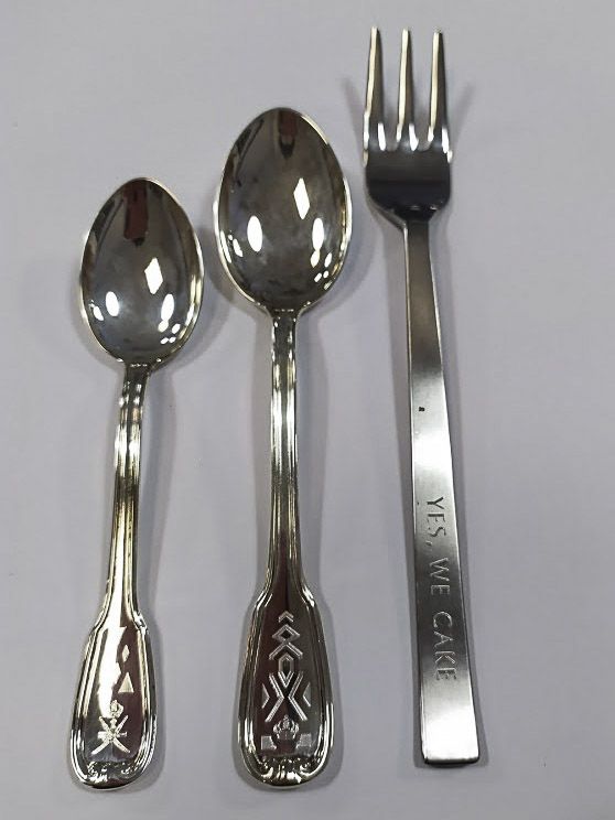 Due cucchiai e una forchetta  personalizzati con incisione a punta di diamante