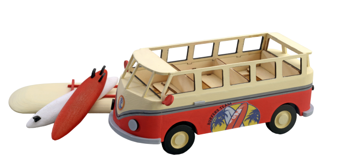 Modellino in legno di un furgoncino con delle tavole da surf