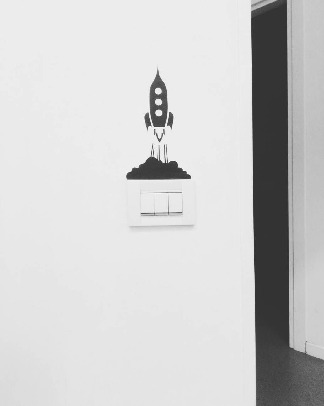 Adesivo raffigurante un razzo applicato al muro